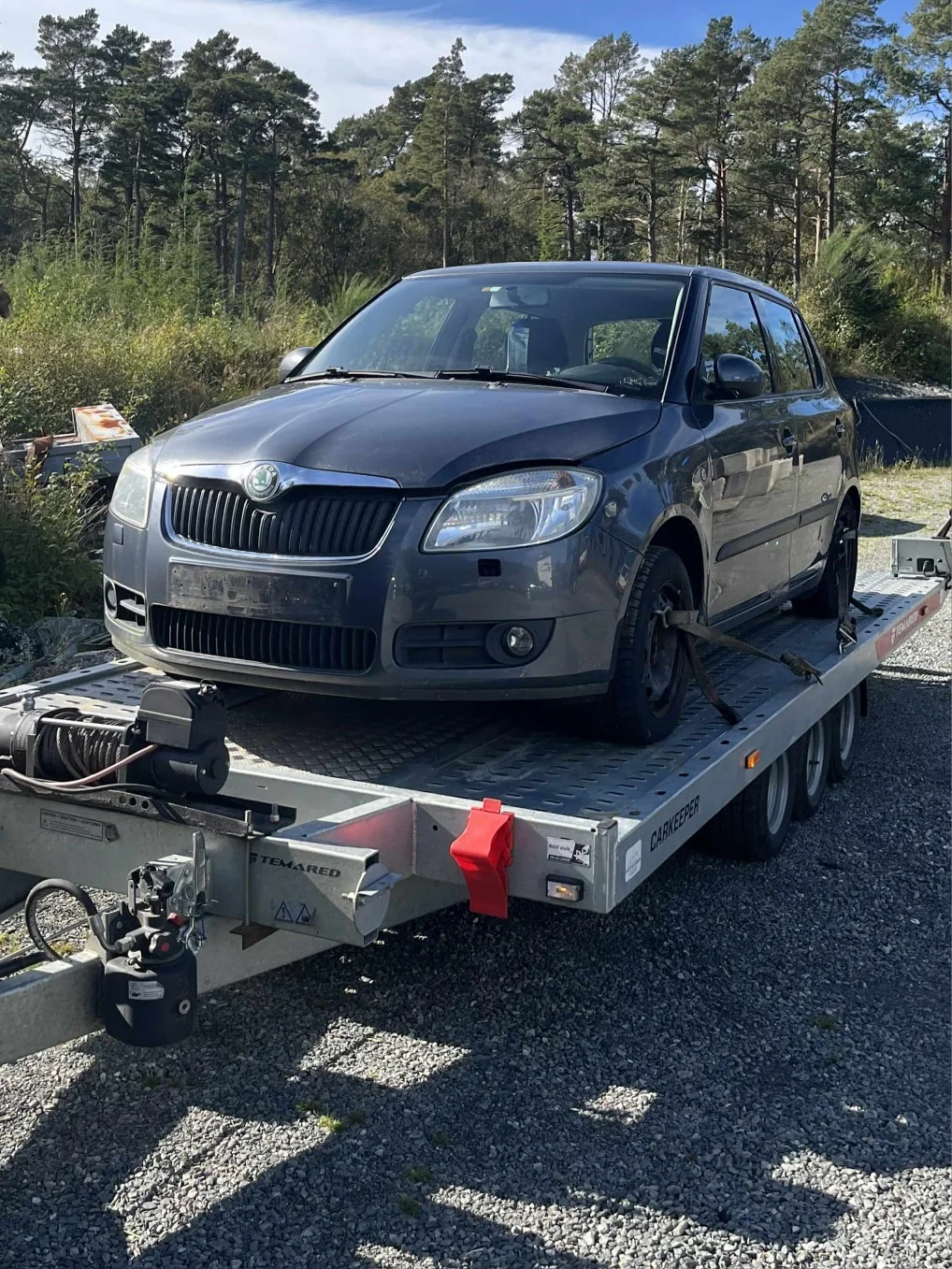 Bergingsbil som henter en vrakbil.